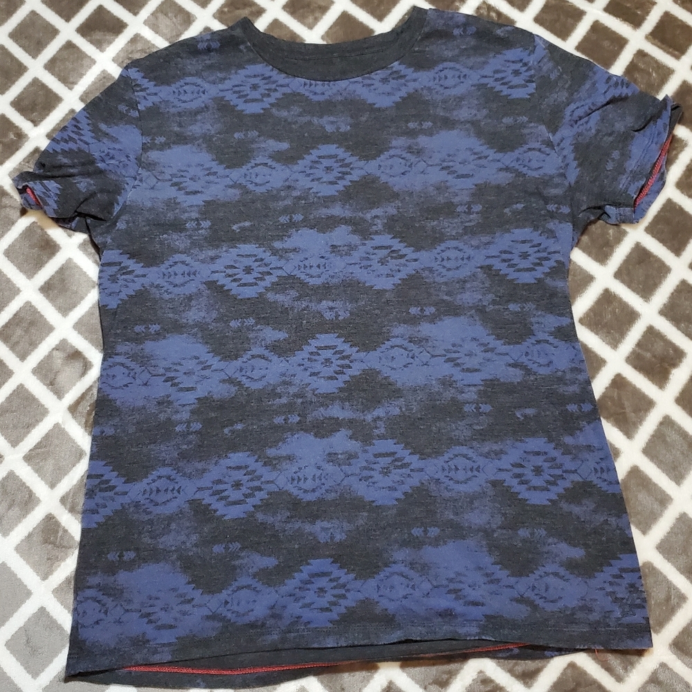 American Eagle blue and black pattern tee